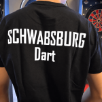 Schwarzes Vereinstrikot mit der Rückenaufschrift Schwabsburg Dart