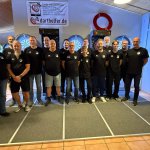 Gruppenfoto der Dartabteilung des 1. FC Schwabsburg vor den Dartboards